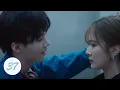 Download Lagu 🎨Younger boyfriend reunions with his girlfriend, cornerd her and wanna kiss in dark elevator