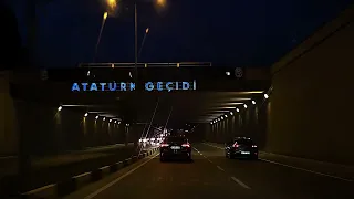 ومعاك دي الدنيا رايقة وضحكالي   دندنها