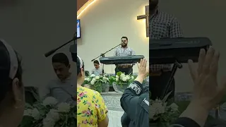 ترنيمه يافرحنا بيسوع الحي المرنم فادي حنا في كنيسة المسيح عزبه النخل دندنها