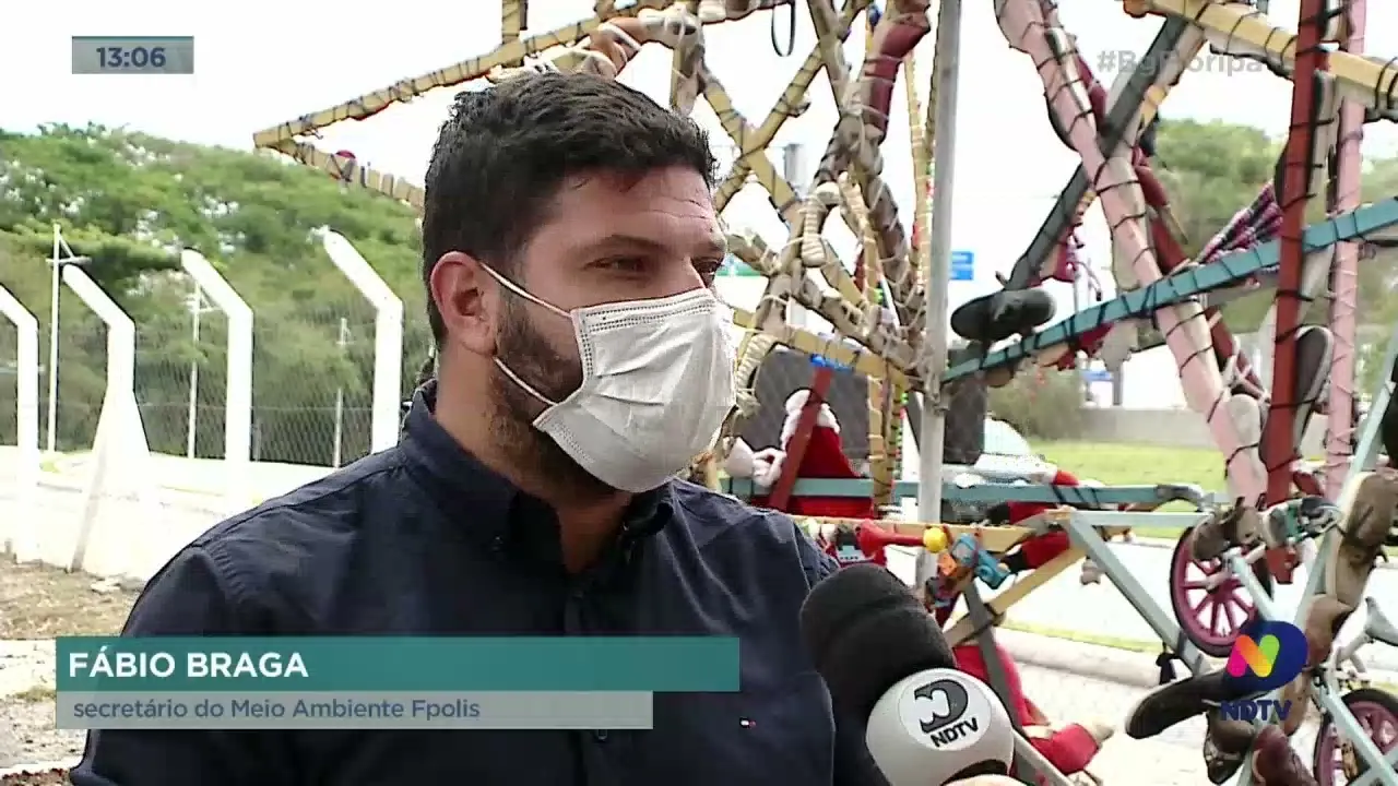 "Constelação Residual" monta árvore com presentes que viraram lixo e incentiva um natal consciente