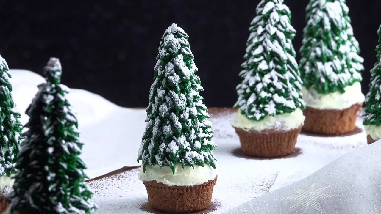 CRIE UMA FLORESTA COMESTÍVEL COM A NOSSA RECEITA DE CUPCAKES DE ÁRVORE DE NATAL
