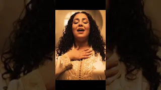 امراه خارجه من الحمام وتقول علي تحميما 