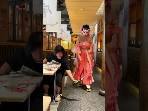 小姐姐：这一脚踢的。 #全网最帅的开酒猫