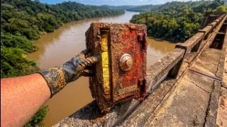 EXISTE um COFRE ABANDONADO nesse RIO!