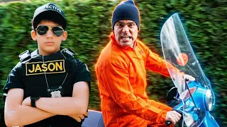 جايسون وأليكس شرطة الأطفال! مقاطع مضحكة للاطفال مع سيارات اطفال 🚓