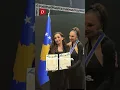 Lagu Vjosa Osmani i ndan medalje presidenciale Adelina Ismajlit, këngëtarja mezi i mban emocionet