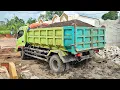 Truk Jomplang. Mobil Truk HINO DUTRO 300 Bongkar MUATAN Pasir FULL BAK Menggunung DILOKASI SEMPIT