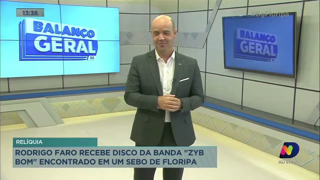 Rodrigo Faro recebe disco de banda dos anos 80 encontrado em sebo de Florianópolis