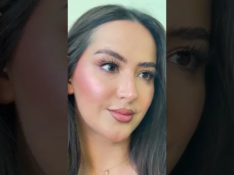 صحيح لونها واضح لكنها عالعين هادية وجذابة 🩵✨ اللون كنتور بلو رابط الطلب بالوصف 👏🏻 لحقوها بتخلص