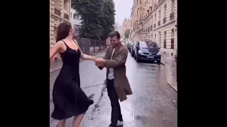 وسط الشوارع ناس كثيره مروحيين 