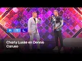Charly Luske verward panel met stemvermomming in duet met neef Dennis | DNA Singers