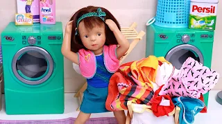 Hija ayuda a mamá a limpiar la casa! Juguetes Muñecas