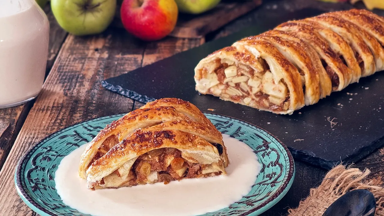 Quick Apple Strudel with Puff Pastry and Vanilla Sauce - Easy Recipe