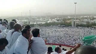 میدان عرفات وہ مقدس مقام ہے جہاں حاجی جمع ہو کر اللہ سے گڑگڑا کر دعائیں مانگتے ہیں 