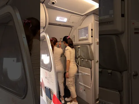 Pramugari super air jet tutup pintu pesawat