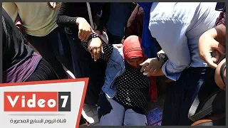 بالصراخ والبكاء عبرن طالبات الثانوية عن رأيهن فى امتحان الفيزياء 