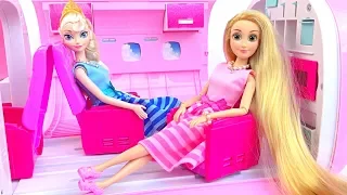 مطار باربي رابونزيل إلسا روتين السفر مضيفة جوية شاطئ عطلة 