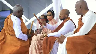 OMUKAMA BWAKISA OMUKONO: Obumu ku bulombolombo obugobererewa okutuuka okumuziika