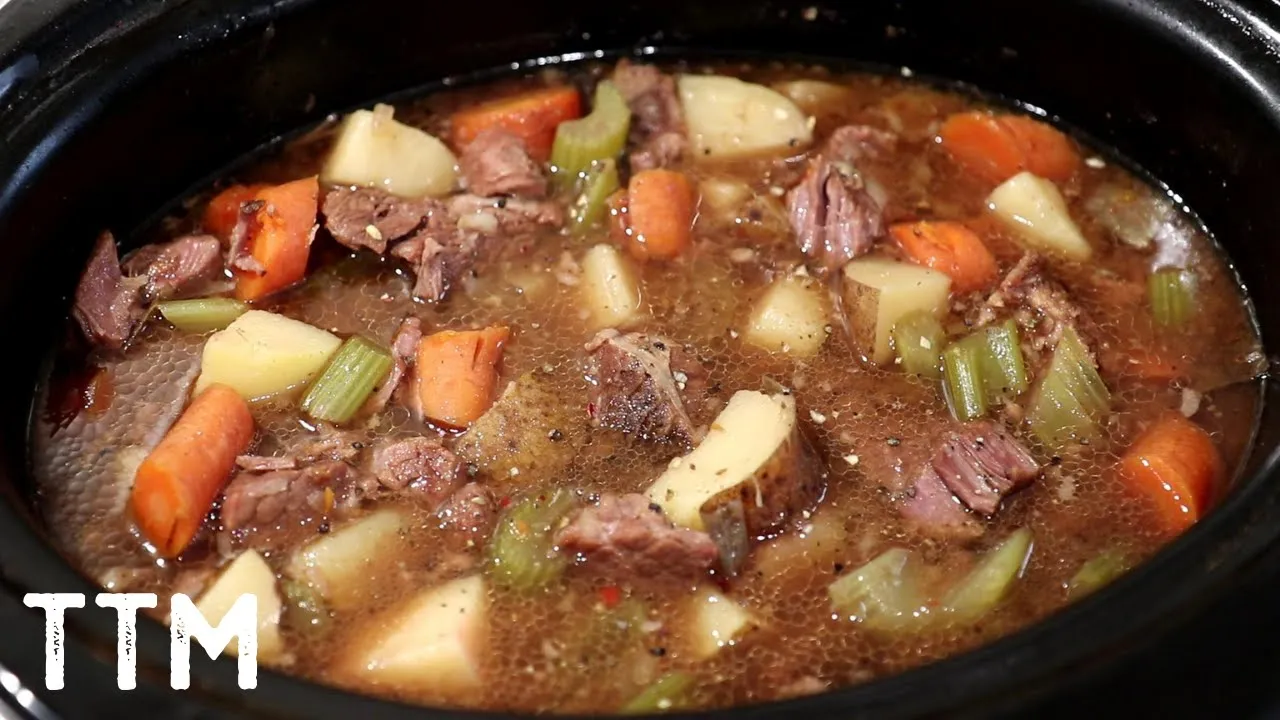 EASY SLOW COOKER BEEF STEW. 