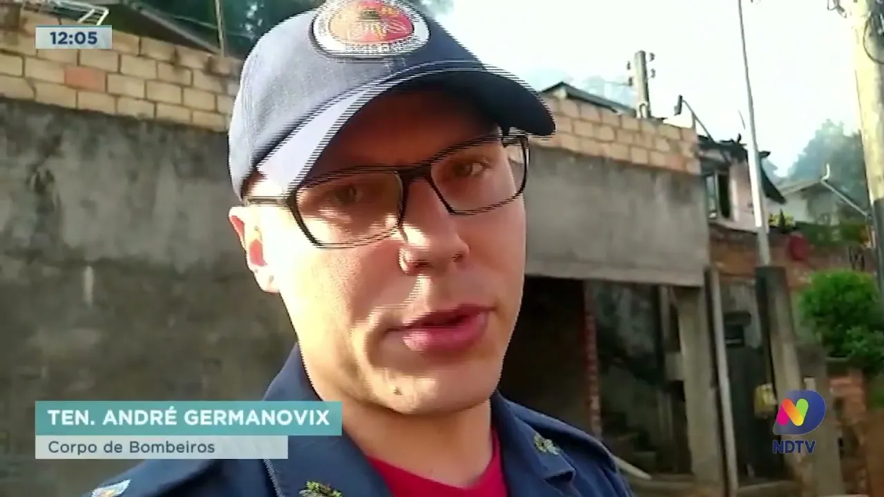 Bombeiros combatem incêndio em casa no Bairro Nossa Senhora Aparecida em Herval d'Oeste
