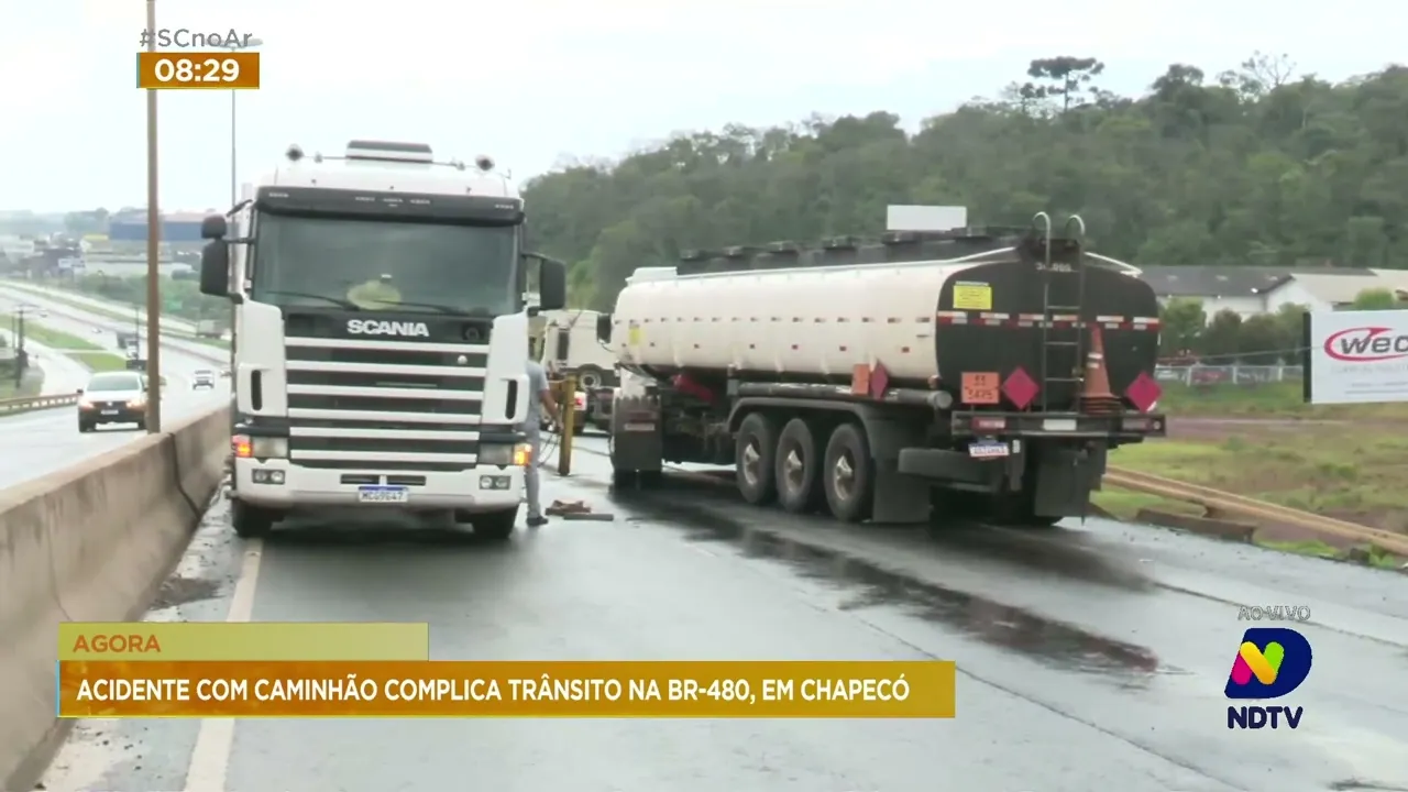 Acidente com caminhão deixa o trânsito complicado na BR-480 na manhã desta segunda-feira, em Chapecó