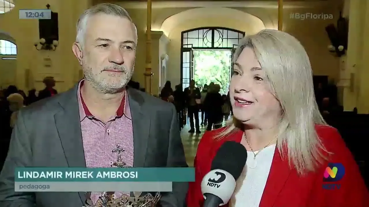 Cerimônia de abertura e desfile do cortejo marcam início do ciclo de Festas do Divino Espírito Santo