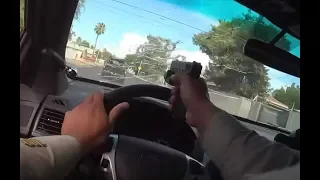 هذا الشرطي يطلق النار على هاربين 