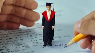 طالب فاشل يستعين بشخص قصير جد ا لكي يغش في الامتحان وبالفعل يصبح من افضل الطلاب Little Canned 