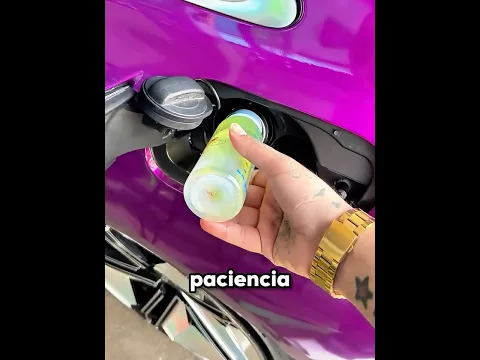 El coche bebe gasolina como un bebé 🍼😂 #shorts