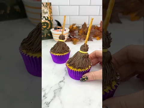 Witch Season 🧙🏼‍♀️🧹 Broomstick Cupcakes! 🤎 Tutorial on my site ✨ #halloween #cakedbyrach