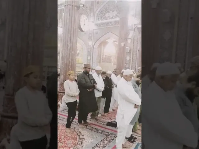 ⁣الإخوة من الطائفة السنية يقيمون صلاتهم جماعة عند ضريح  الإمام الحسين (ع) بكل حرية ( الحسين يجمعنا )