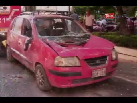 Varios vehículos afectados tras caer estructura de edificio
