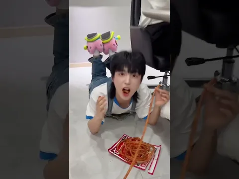 桌上桌下仿佛两个世界  #shorts #cute #love #搞笑  #沙雕视频 #couple  #comedy