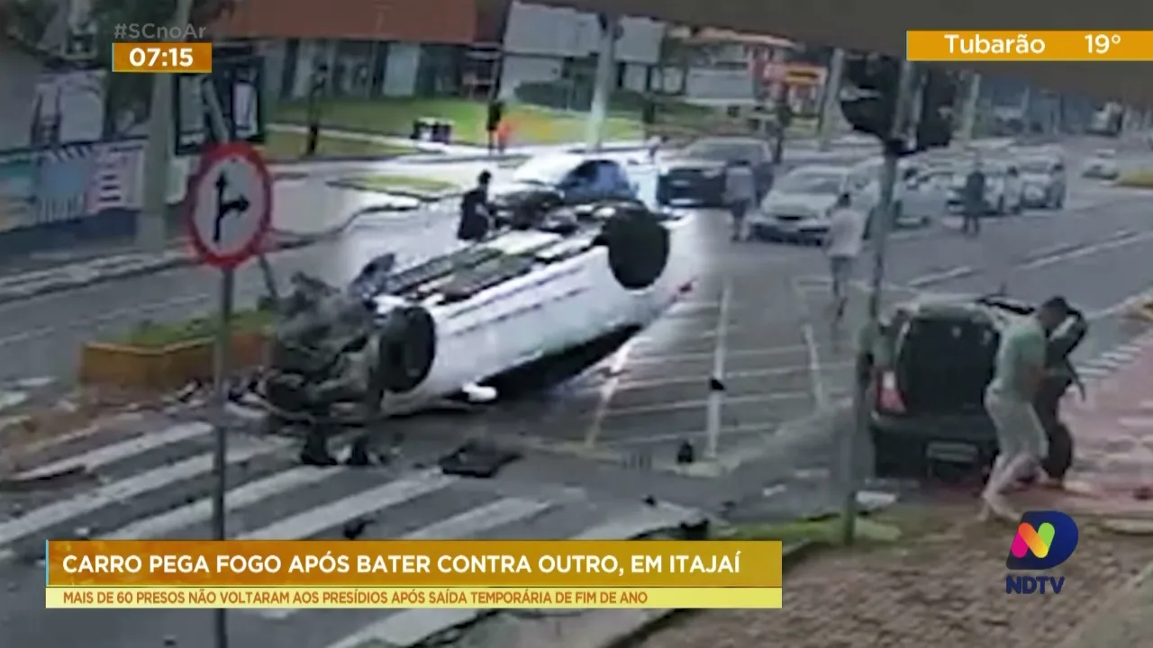 Carro pega fogo após bater contra outro, em Itajaí