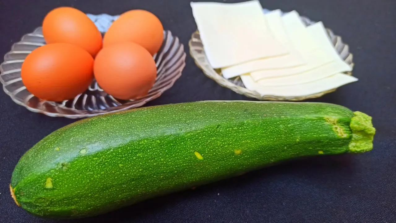 Nur 3 Zutaten und ein gesundes Abendessen ist fertig! Leckeres Zucchini Rezept in 10 Minuten!