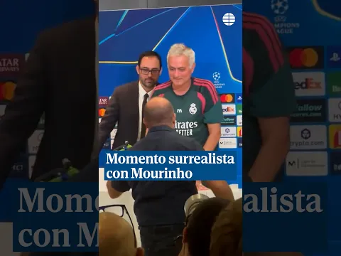 Un periodista italiano le regala un aspersor a Mourinho al acabar su rueda de prensa #Mourinho