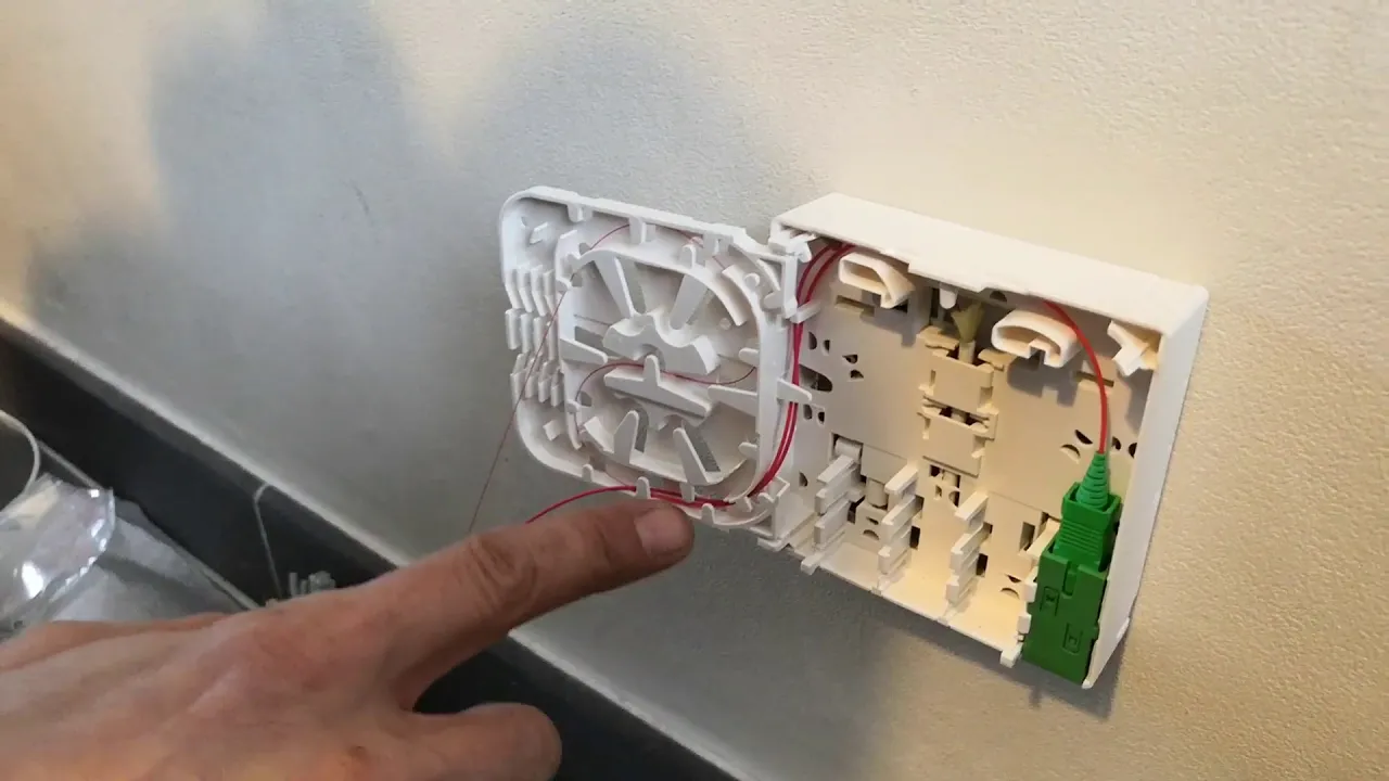 Raccordement d’une prise terminale optique (PTO) — tutoriel détaillé (1,2 M vues)