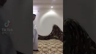 يضحك مره   دندنها