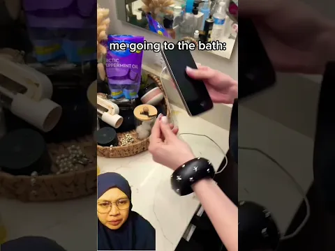 kalo udah sekrol hp jadi lupa waktu #funny #comedydub #mandi#hp
