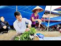 Download Lagu Mother and daughter go to the market together to sell goods to earn extra income