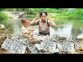 Download Lagu Harvesting strange fruits: Unexpectedly discovered a lot of money hidden under water