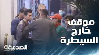 مجموعة شباب لم تتحمل الموقف لتقرر الاعتداء على الشخص الذي أهان عامل الدليفري في قلب الشارع  مجموعة شباب لم تتحمل الموقف لتقرر الاعتداء على الشخص الذي أهان عامل الدليفري في قلب الشارع