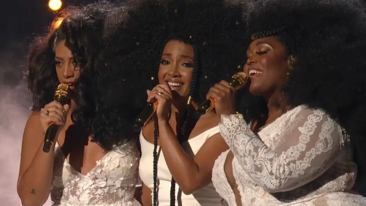 Mickey Guyton feat. Brittney Spencer & Madeline Edwards - Love My Hair (CMA Awards 2021)