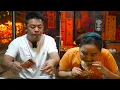 Download Lagu ĐÓN CHỒNG Ở SÂN BAY BẤT NGỜ TÌM ĐƯỢC QUÁN VỊT QUAY, BA CHỈ QUAY SIÊU NGON | TUYÊN XINH GÁI