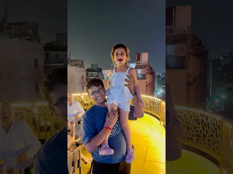 Raanya Restaurant me ye kahan beth gai 😂😇 #comedyshorts #raanya #prank