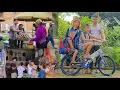 Download Lagu Divorced husband helps wife sell ducks at the market and buys bicycles for children to go to school