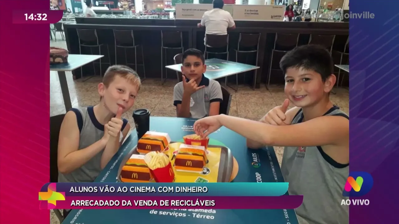 Alunos vão ao cinema com dinheiro arrecadado da venda de recicláveis