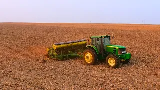 Plantando soja com solo úmido e muita palhada