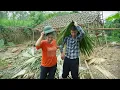 Download Lagu terwijl hij 1000 palmbladeren vlecht ter voorbereiding op het dak van een nieuw huis.