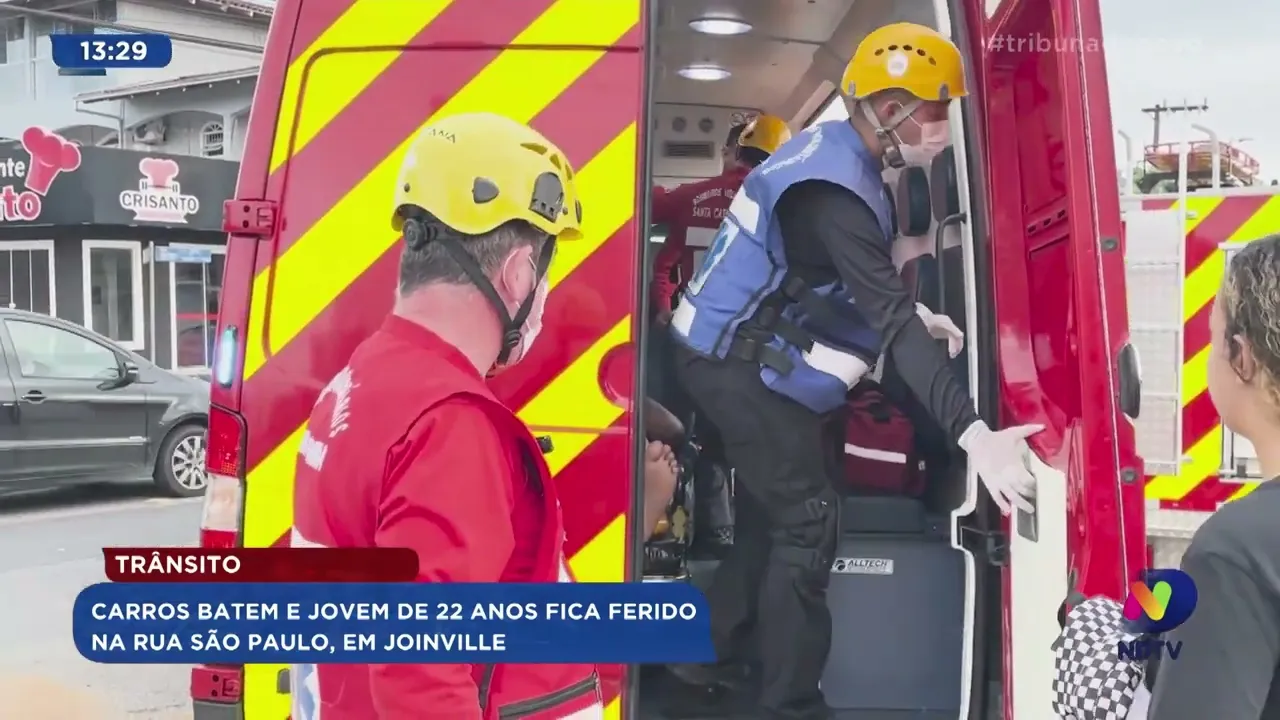 Trânsito: carros batem e jovem de 22 anos fica ferido na rua São Paulo, em Joinville